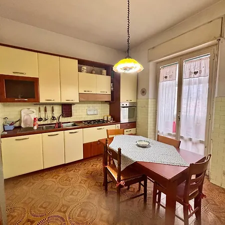 Turistico In Condivisione Euro 300 Al Mese Apartamento